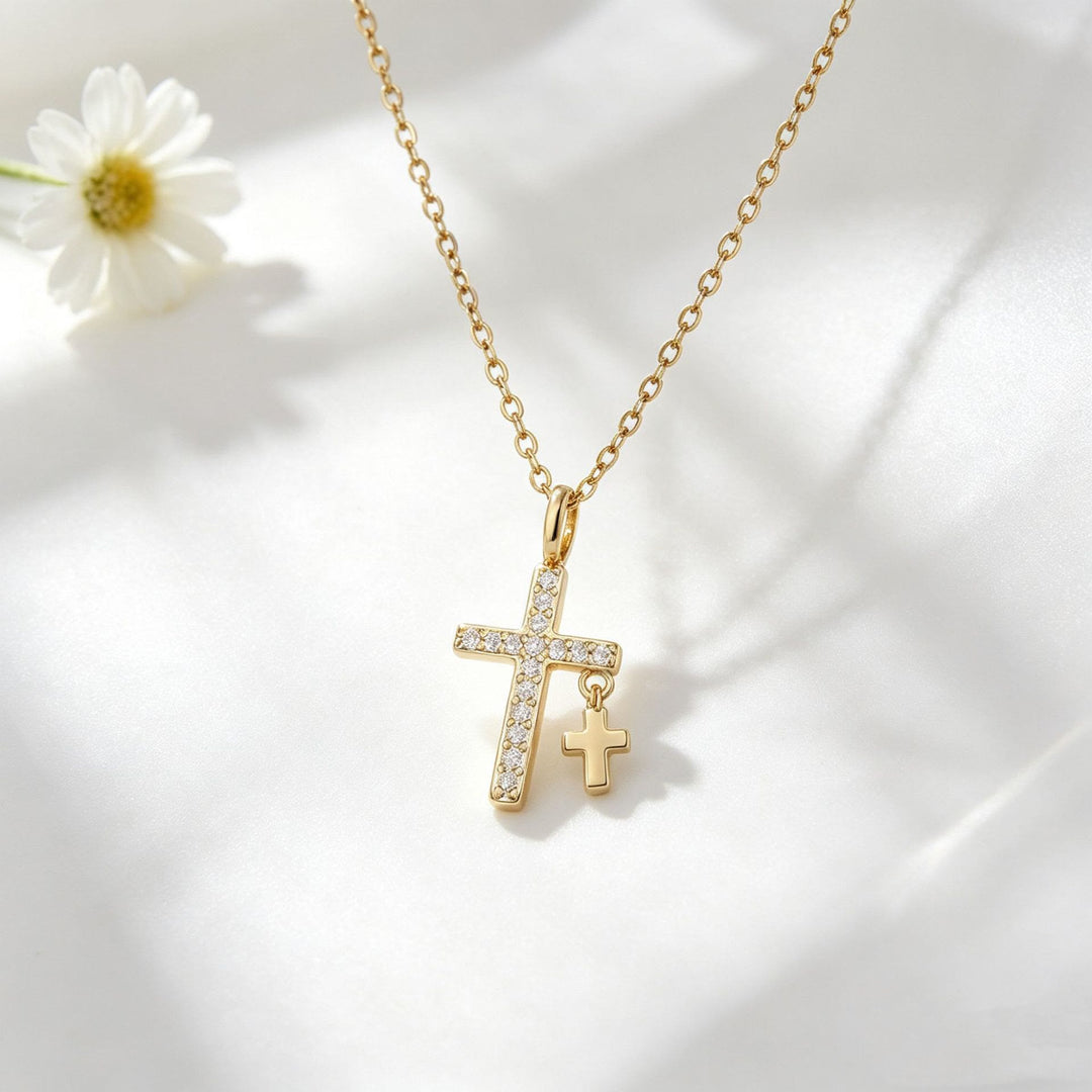 Christianartworkshop Pendentif croix imposant incrusté de zircon pavé, orné d'une mini croix pendante et d'une chaîne maille forçat classique. - Doré - image 2