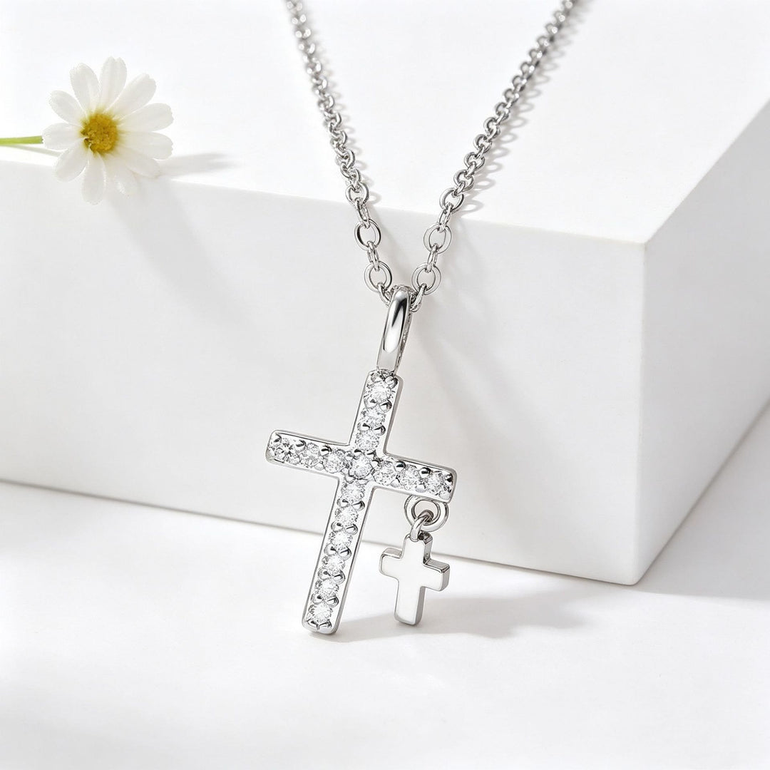 Christianartworkshop Pendentif croix imposant incrusté de zircon pavé, orné d'une mini croix pendante et d'une chaîne maille forçat classique. - Argent - image 3