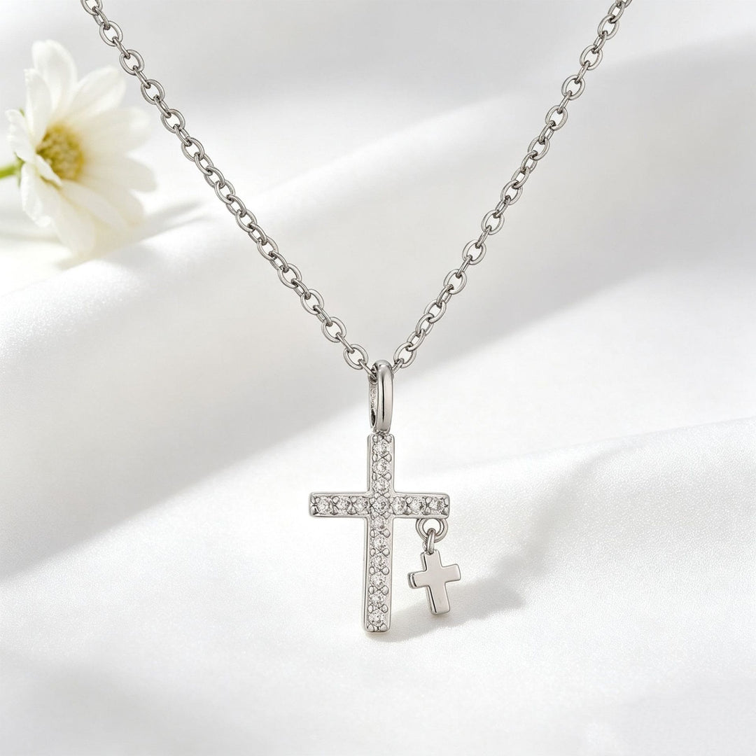 Christianartworkshop Pendentif croix imposant incrusté de zircon pavé, orné d'une mini croix pendante et d'une chaîne maille forçat classique. - image 4
