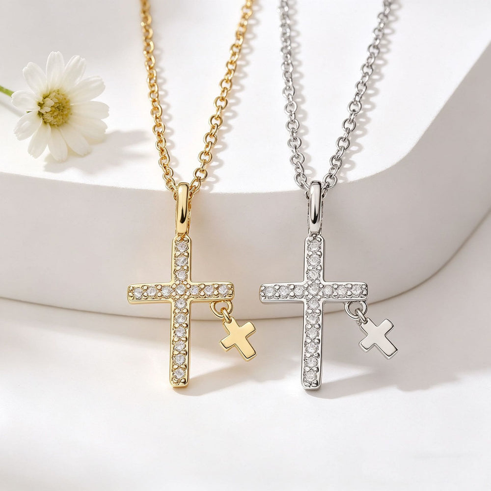 Christianartworkshop Pendentif croix imposant incrusté de zircon pavé, orné d'une mini croix pendante et d'une chaîne maille forçat classique. - image 1