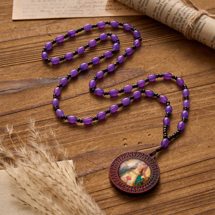 Christianartworkshop Pendentif avec portrait imprimé de Notre-Dame et cadre en bois sculpté, collier à perles de pierres irrégulières et cordon. - Violet - image 3