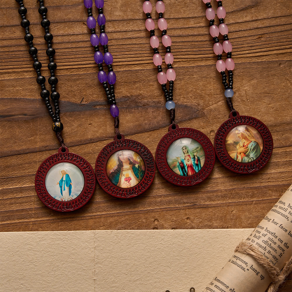 Christianartworkshop Pendentif avec portrait imprimé de Notre-Dame et cadre en bois sculpté, collier à perles de pierres irrégulières et cordon. - image 0