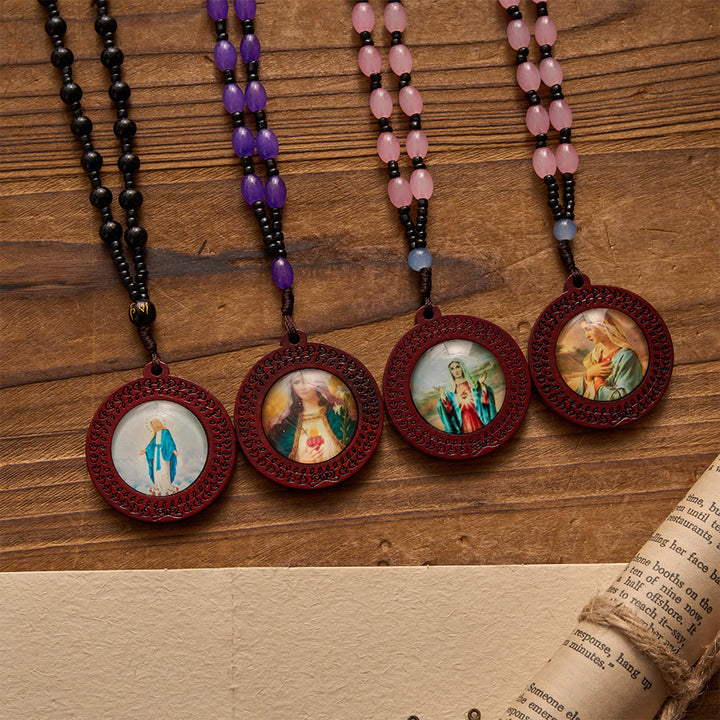 Christianartworkshop Pendentif avec portrait imprimé de Notre-Dame et cadre en bois sculpté, collier à perles de pierres irrégulières et cordon. - image 0