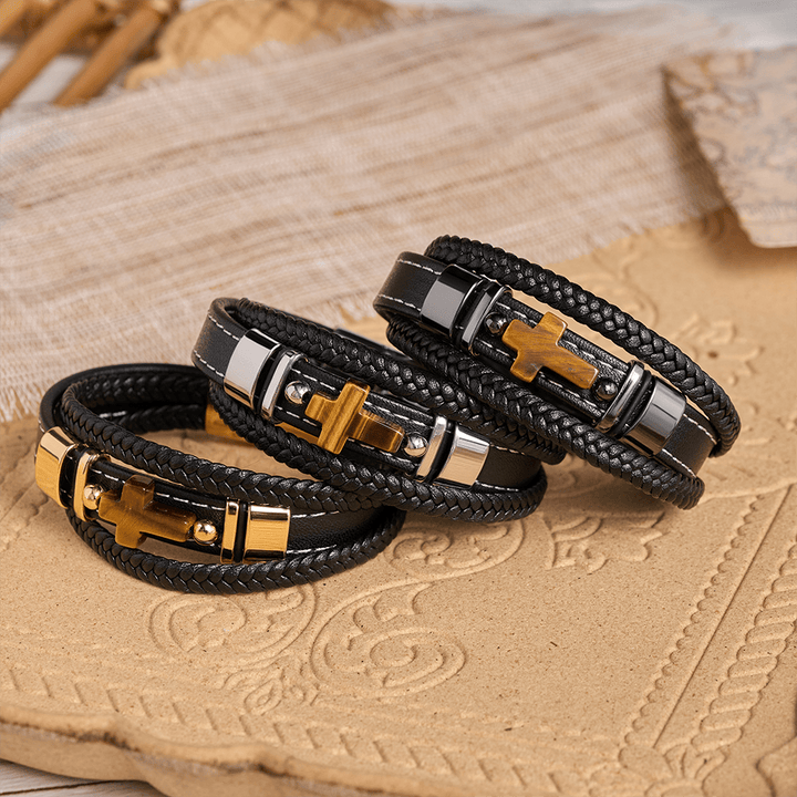 Christianartworkshop Bracelet en cuir tressé à double cordon avec croix en pierre polie et détails de deux perles latérales en métal - image 0