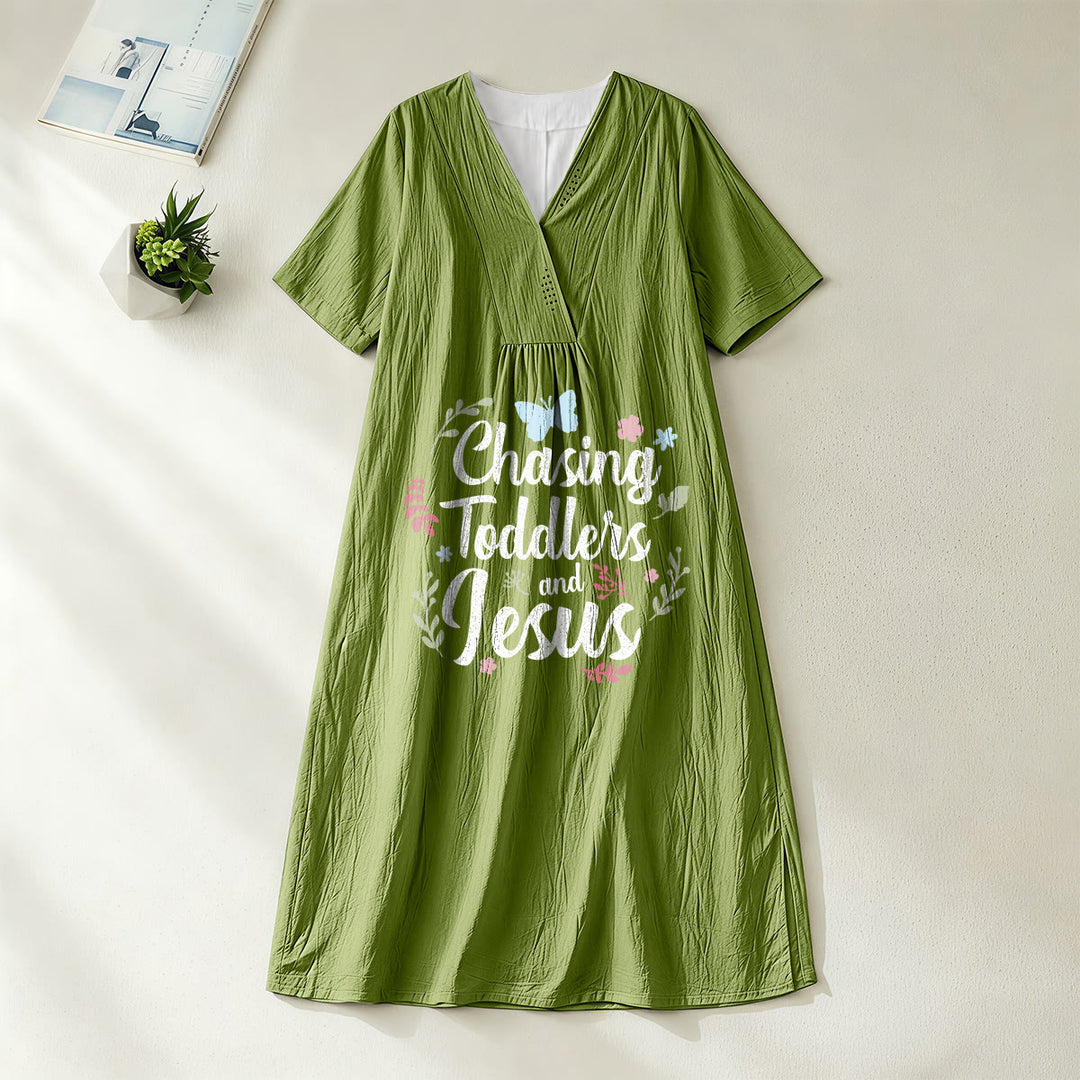 Christianartworkshop Robe midi à manches courtes et col en V imprimée de fleurs et de papillons « À la poursuite des tout-petits et de Jésus » - Vert olive - 4XL - image 6