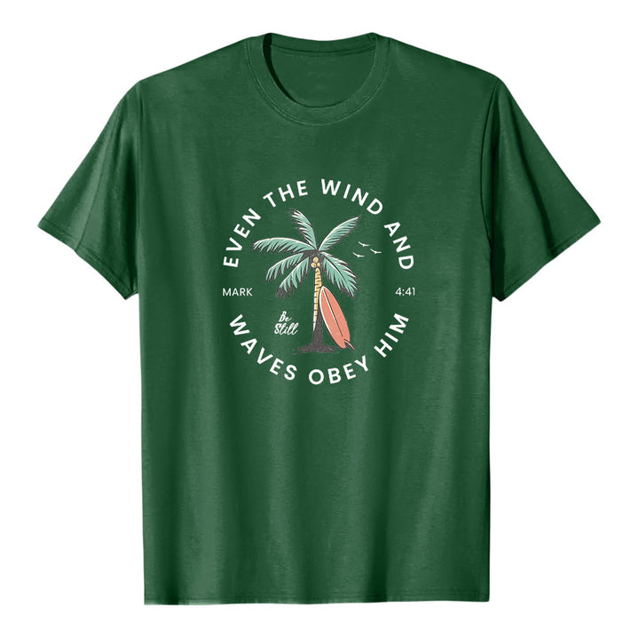 Christianartworkshop Marc 4:41 « Même le vent et les vagues lui obéissent » T-shirt premium à manches courtes avec motif plage - Vert foncé - 2XL - image 0