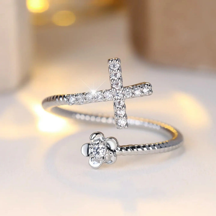 Bague ouverte Christianartworkshop ornée d'une croix pavée de zircon et d'une fleur en zircon : un symbole de grâce tendre et de foi sacrée inébranlable. - image 8