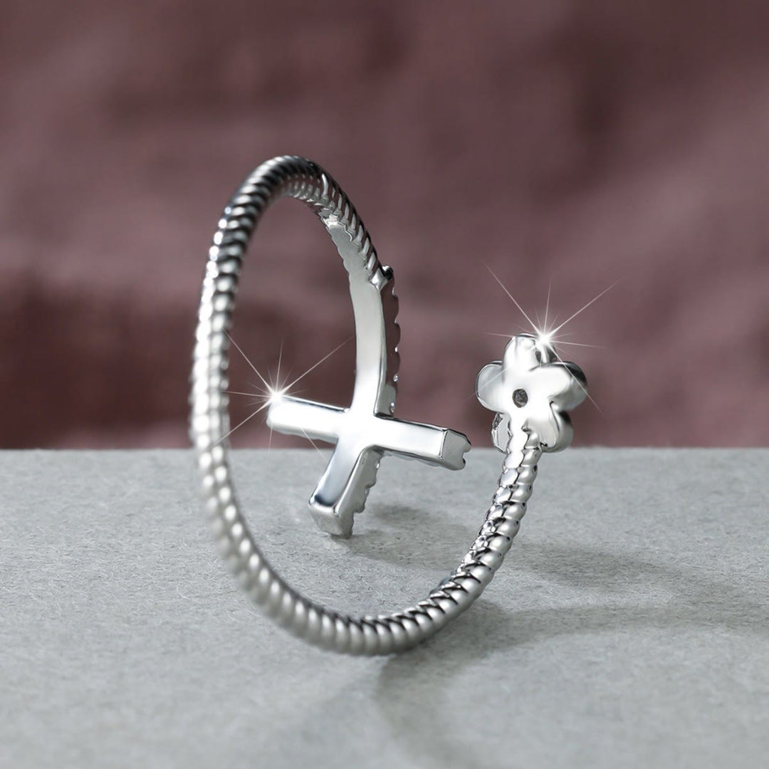 Bague ouverte Christianartworkshop ornée d'une croix pavée de zircon et d'une fleur en zircon : un symbole de grâce tendre et de foi sacrée inébranlable. - image 10