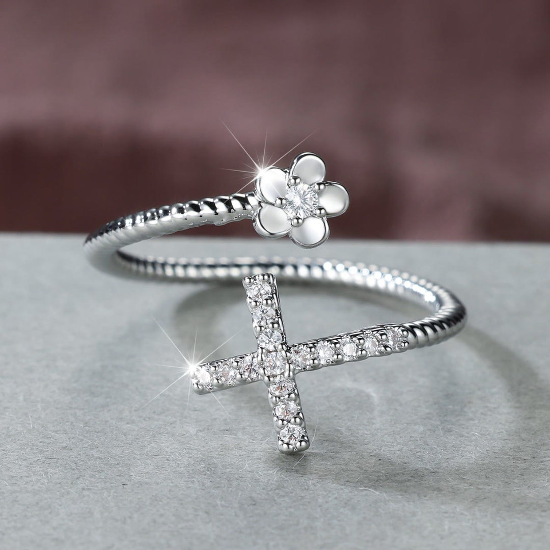 Bague ouverte Christianartworkshop ornée d'une croix pavée de zircon et d'une fleur en zircon : un symbole de grâce tendre et de foi sacrée inébranlable. - image 12