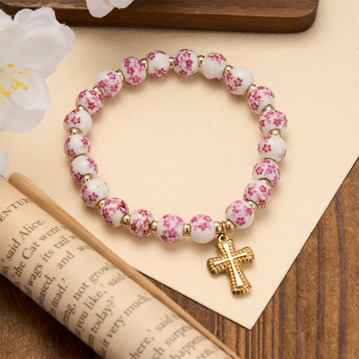Christianartworkshop Bracelet extensible en perles de céramique à motif floral (4 styles) avec breloque croix dorée : symbole de douce grâce céleste - Rose - image 3