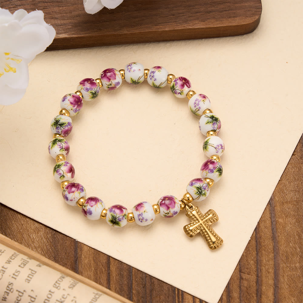 Christianartworkshop Bracelet extensible en perles de céramique à motif floral (4 styles) avec breloque croix dorée : symbole de douce grâce céleste - Violet - image 0