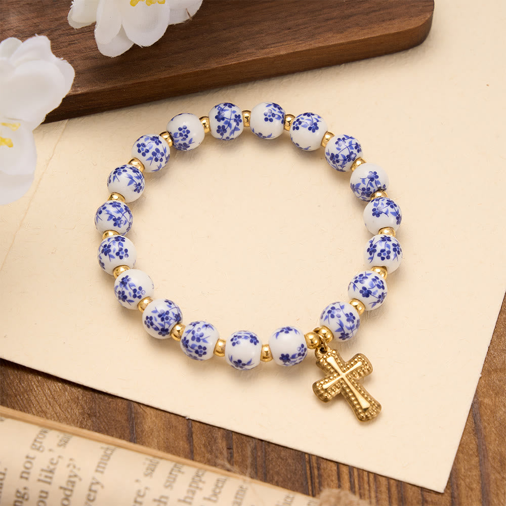Christianartworkshop Bracelet extensible en perles de céramique à motif floral (4 styles) avec breloque croix dorée : symbole de douce grâce céleste - Bleu - image 2