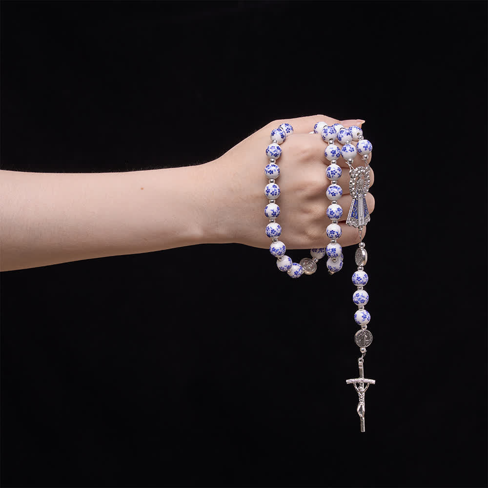 Christianartworkshop Chapelet en céramique bleu et blanc à motifs floraux, orné de médailles de saint Benoît et de la Vierge Marie. - image 1