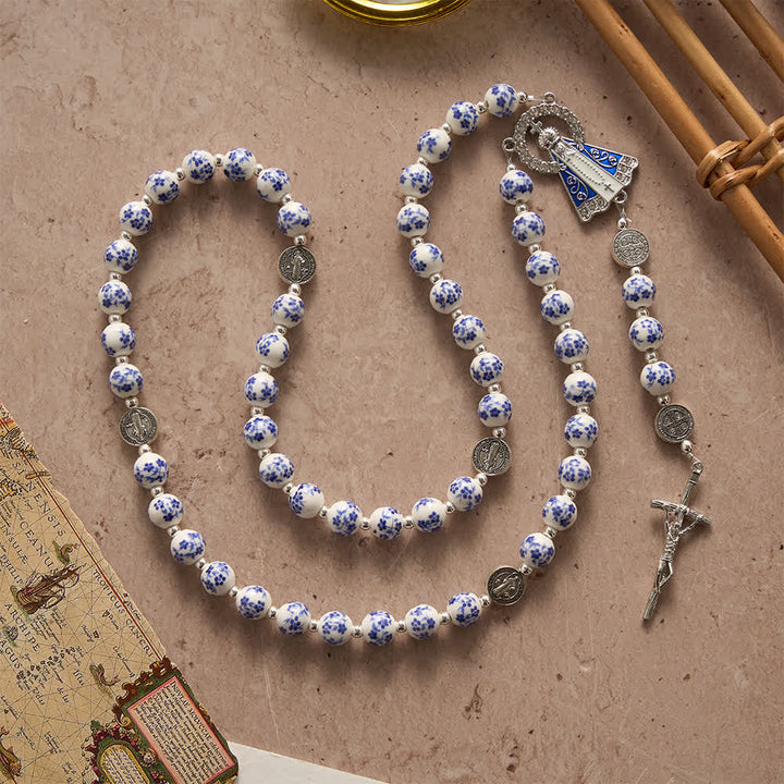 Christianartworkshop Chapelet en céramique bleu et blanc à motifs floraux, orné de médailles de saint Benoît et de la Vierge Marie. - image 4