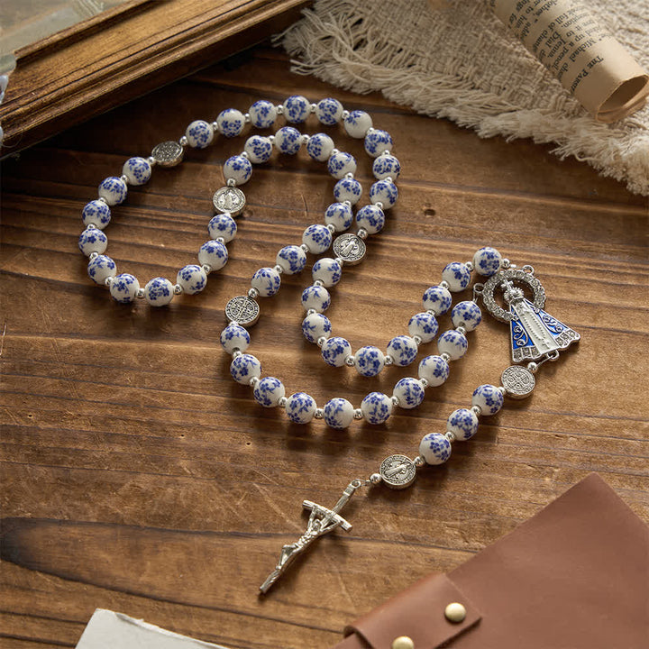 Christianartworkshop Chapelet en céramique bleu et blanc à motifs floraux, orné de médailles de saint Benoît et de la Vierge Marie. - Notre-Dame et le Crucifix - image 0