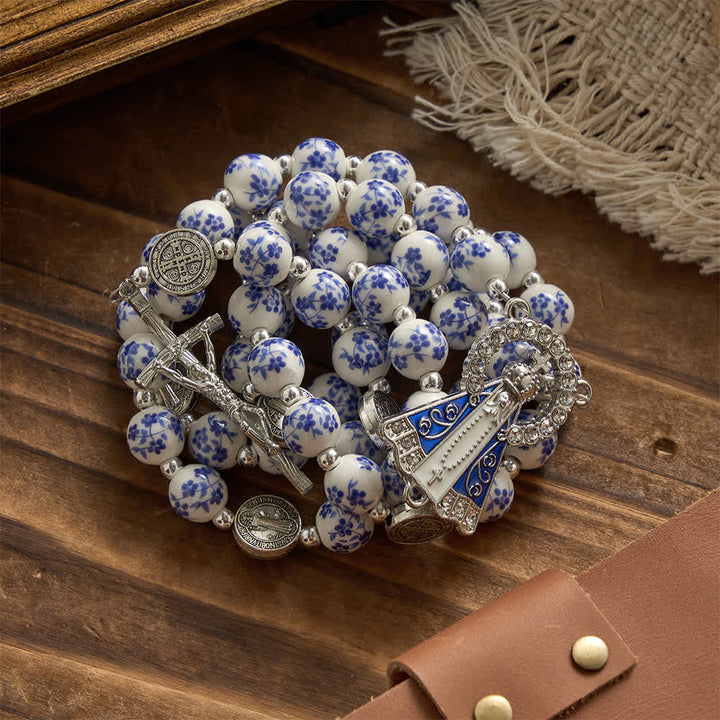 Christianartworkshop Chapelet en céramique bleu et blanc à motifs floraux, orné de médailles de saint Benoît et de la Vierge Marie. - image 3