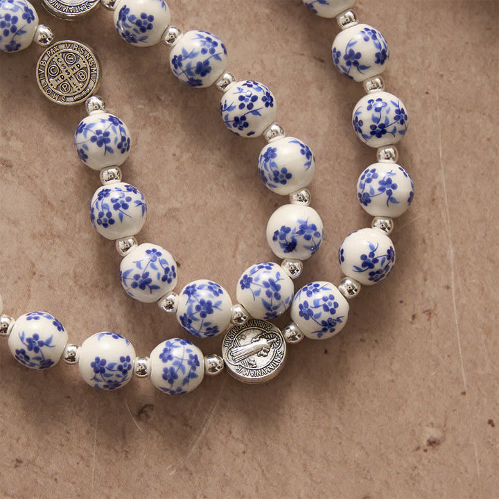 Christianartworkshop Chapelet en céramique bleu et blanc à motifs floraux, orné de médailles de saint Benoît et de la Vierge Marie. - image 7