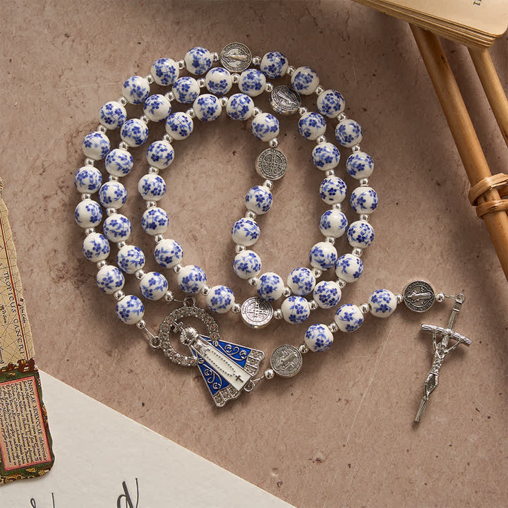 Christianartworkshop Chapelet en céramique bleu et blanc à motifs floraux, orné de médailles de saint Benoît et de la Vierge Marie. - image 2