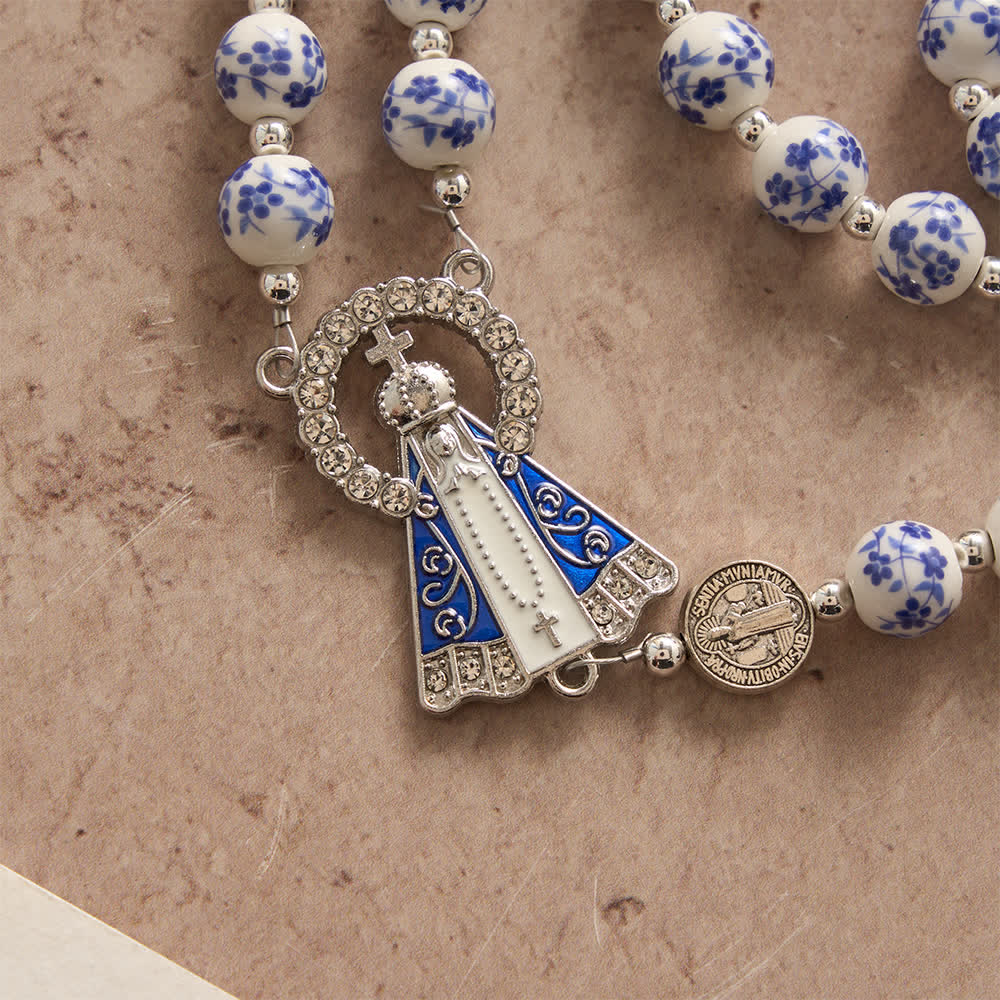 Christianartworkshop Chapelet en céramique bleu et blanc à motifs floraux, orné de médailles de saint Benoît et de la Vierge Marie. - image 6