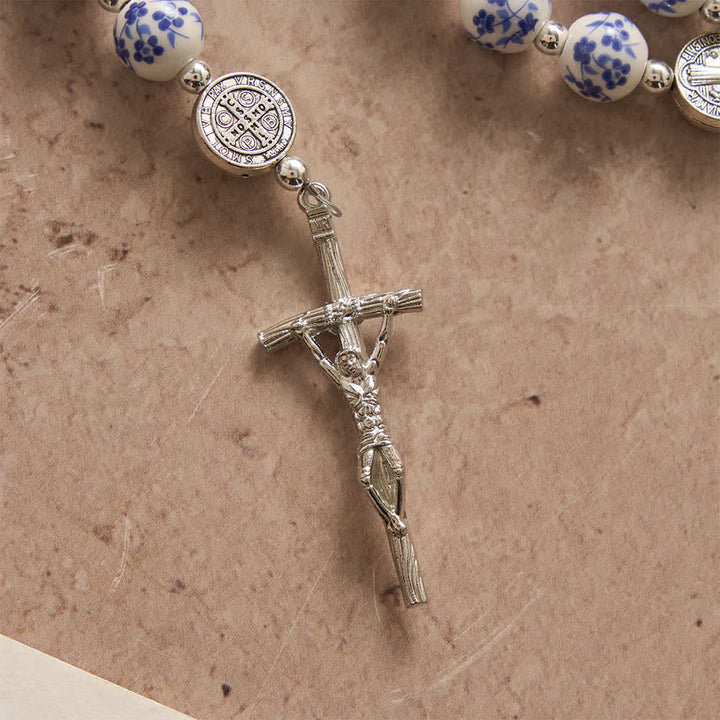 Christianartworkshop Chapelet en céramique bleu et blanc à motifs floraux, orné de médailles de saint Benoît et de la Vierge Marie. - image 5
