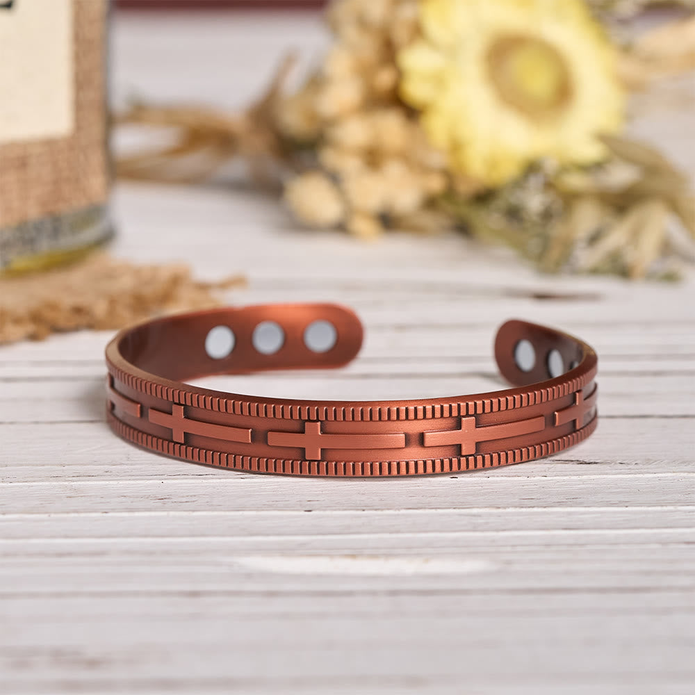 Christianartworkshop Bracelet en cuivre à manchette ouverte ajustable avec motif de croix en relief sur toute la rangée et aimants intérieurs - image 3