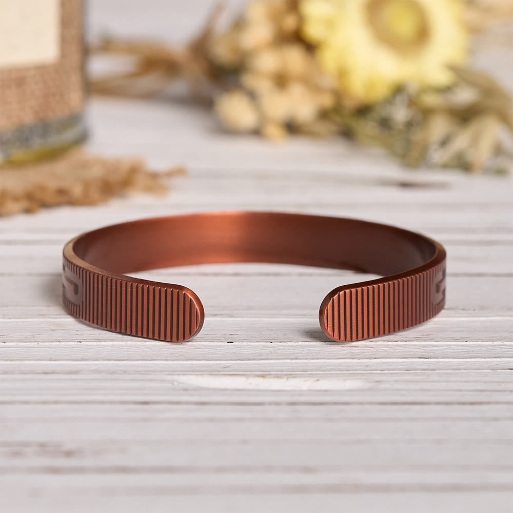 Christianartworkshop Bracelet en cuivre à manchette ouverte ajustable avec motif de croix en relief sur toute la rangée et aimants intérieurs - image 5