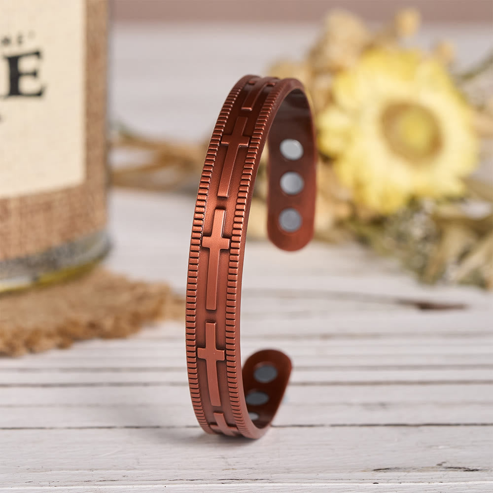 Christianartworkshop Bracelet en cuivre à manchette ouverte ajustable avec motif de croix en relief sur toute la rangée et aimants intérieurs - image 4