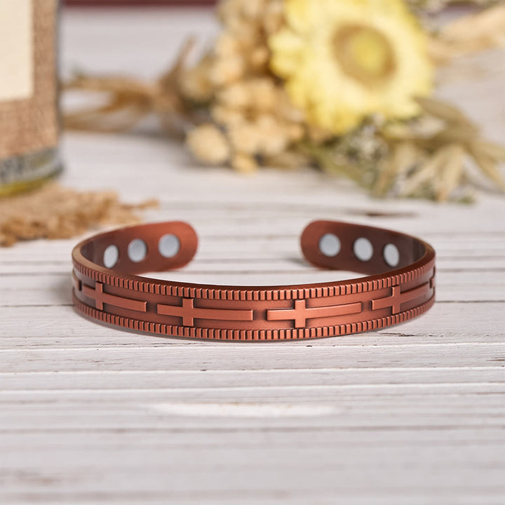 Christianartworkshop Bracelet en cuivre à manchette ouverte ajustable avec motif de croix en relief sur toute la rangée et aimants intérieurs - image 2