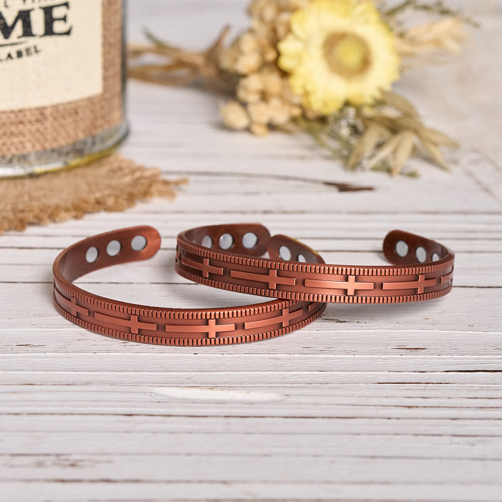 Christianartworkshop Bracelet en cuivre à manchette ouverte ajustable avec motif de croix en relief sur toute la rangée et aimants intérieurs - image 1