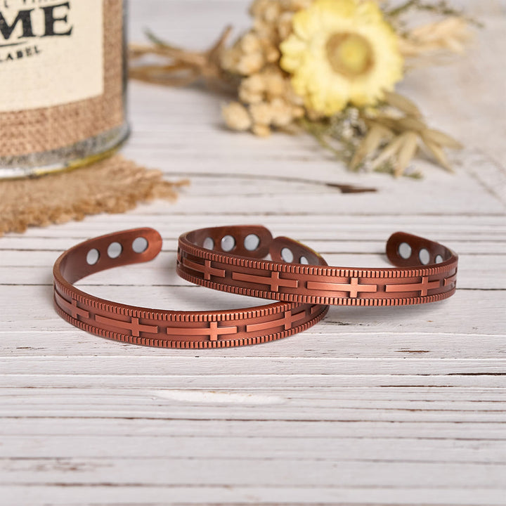 Christianartworkshop Bracelet en cuivre à manchette ouverte ajustable avec motif de croix en relief sur toute la rangée et aimants intérieurs - image 1