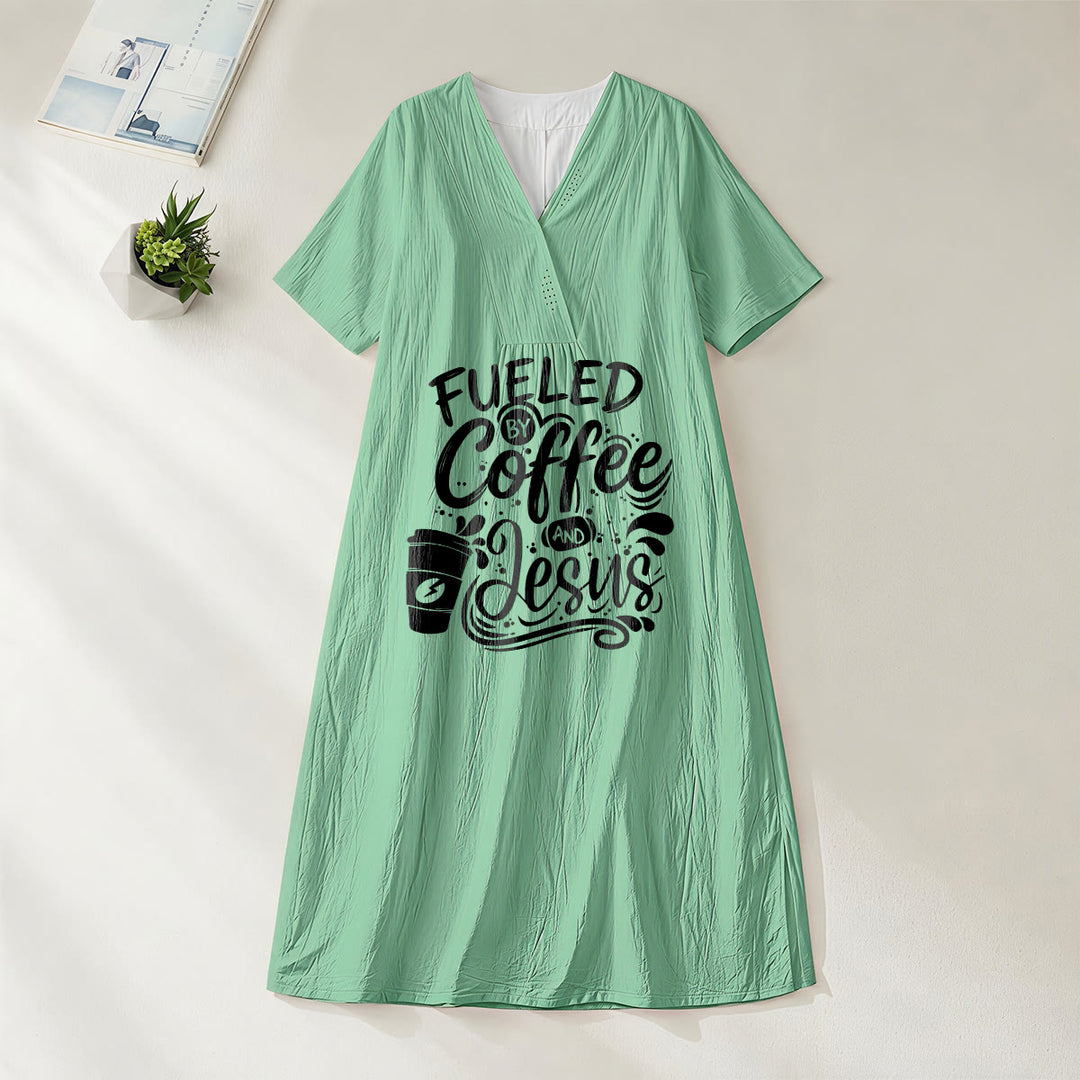Robe midi à manches courtes et col en V, imprimée calligraphie et tasses de café, Christianartworkshop « Inspirée par le café et Jésus » , Christianartworkshop - Vert - 4XL - image 4