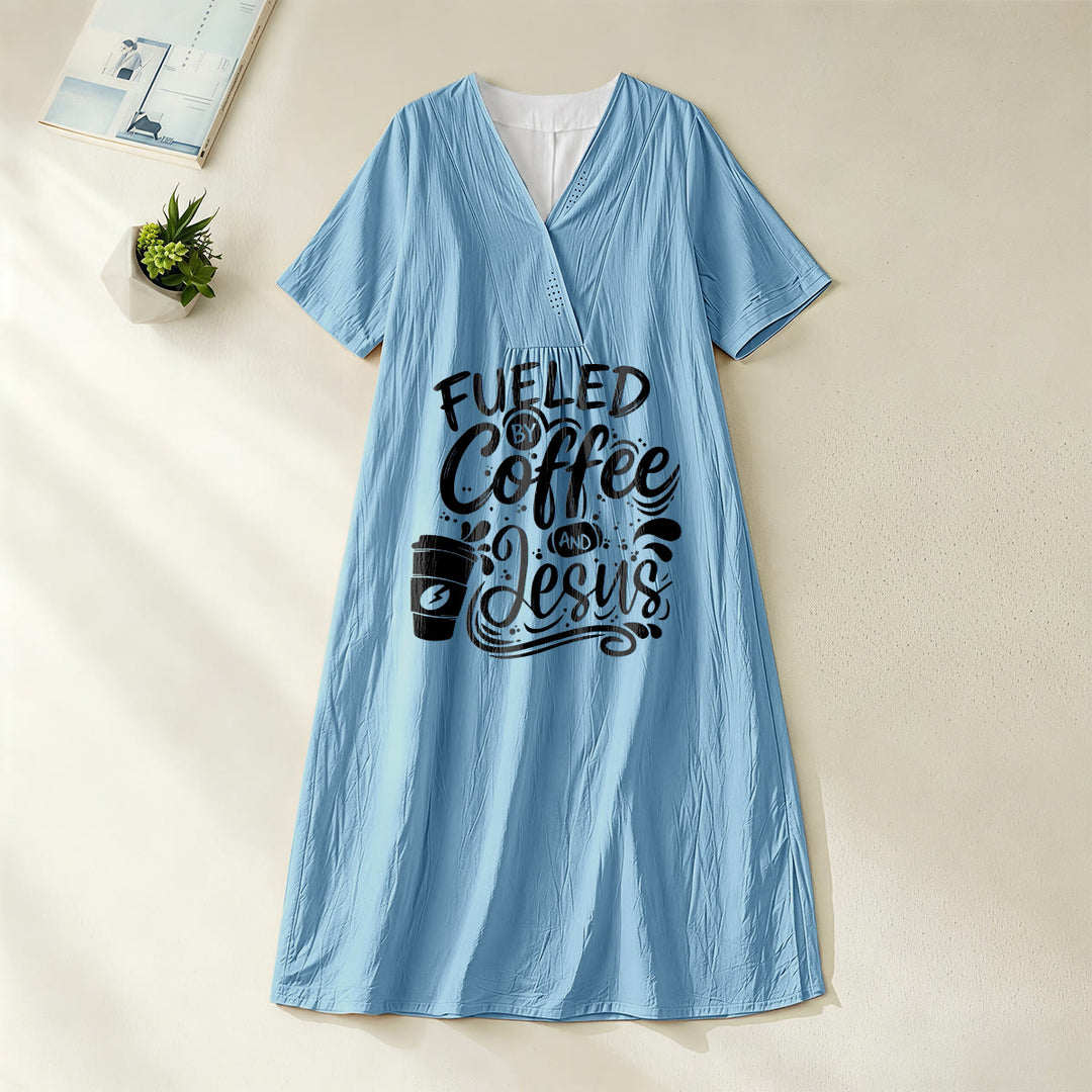 Robe midi à manches courtes et col en V, imprimée calligraphie et tasses de café, Christianartworkshop « Inspirée par le café et Jésus » , Christianartworkshop - Bleu - 4XL - image 8
