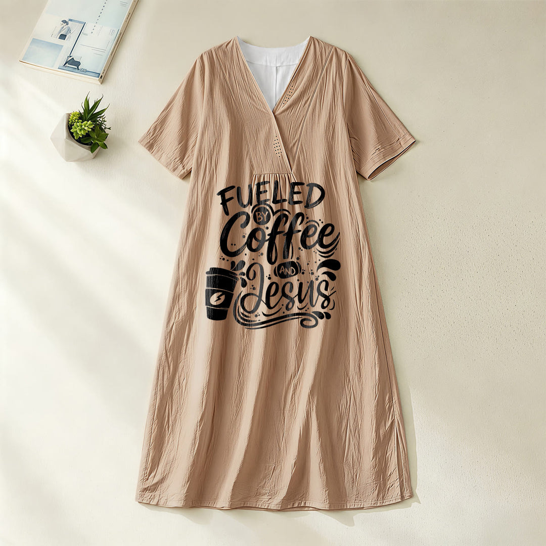 Robe midi à manches courtes et col en V, imprimée calligraphie et tasses de café, Christianartworkshop « Inspirée par le café et Jésus » , Christianartworkshop - Kaki - 4XL - image 0