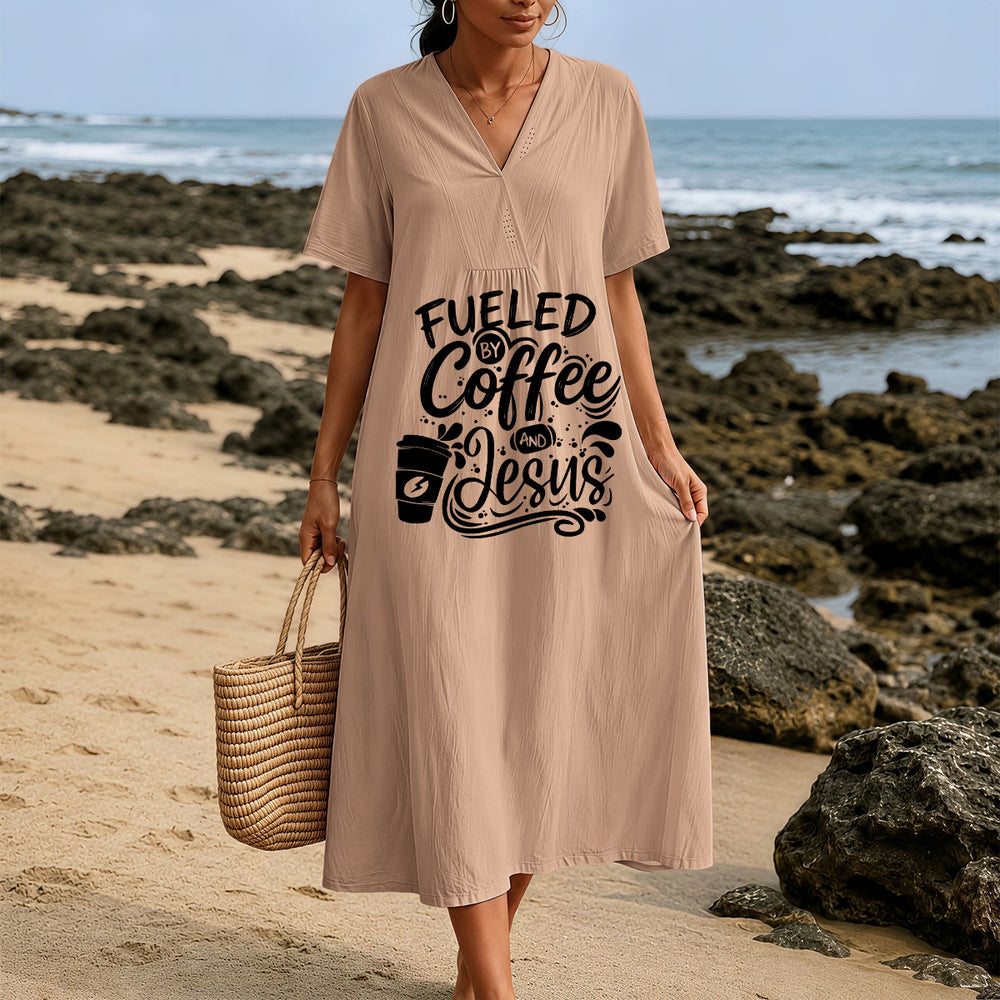 Robe midi à manches courtes et col en V, imprimée calligraphie et tasses de café, Christianartworkshop « Inspirée par le café et Jésus » , Christianartworkshop - image 1