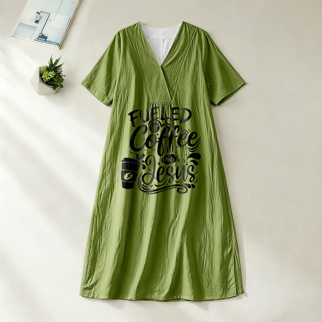 Robe midi à manches courtes et col en V, imprimée calligraphie et tasses de café, Christianartworkshop « Inspirée par le café et Jésus » , Christianartworkshop - Vert olive - 4XL - image 12