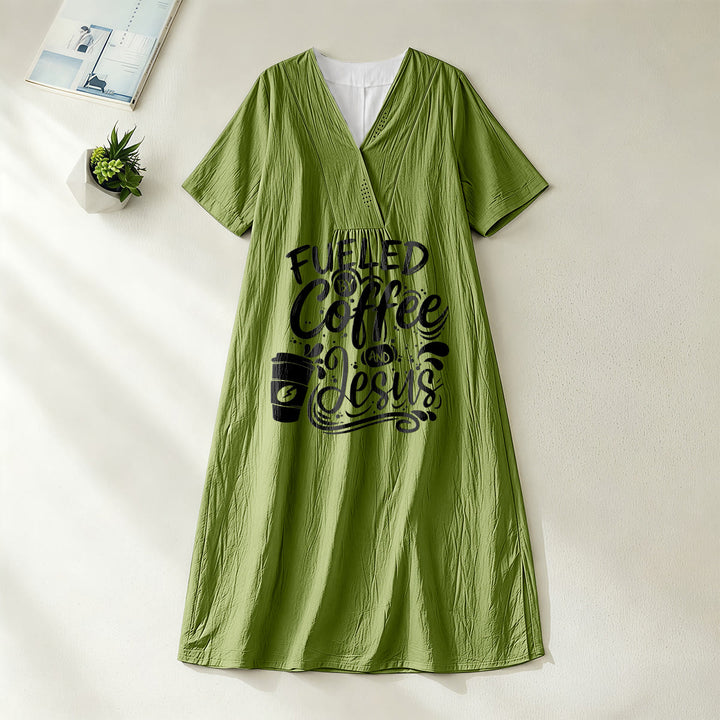 Robe midi à manches courtes et col en V, imprimée calligraphie et tasses de café, Christianartworkshop « Inspirée par le café et Jésus » , Christianartworkshop - Vert olive - 4XL - image 12