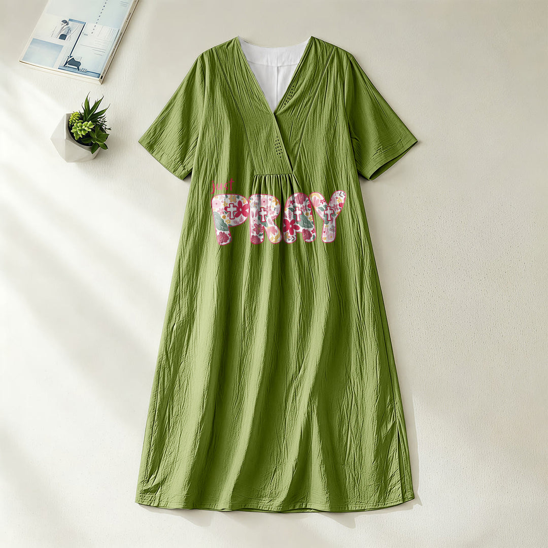 Robe midi à manches courtes et col en V ornée d'un motif floral et croix « Just Pray » de Christianartworkshop - Vert olive - 4XL - image 8