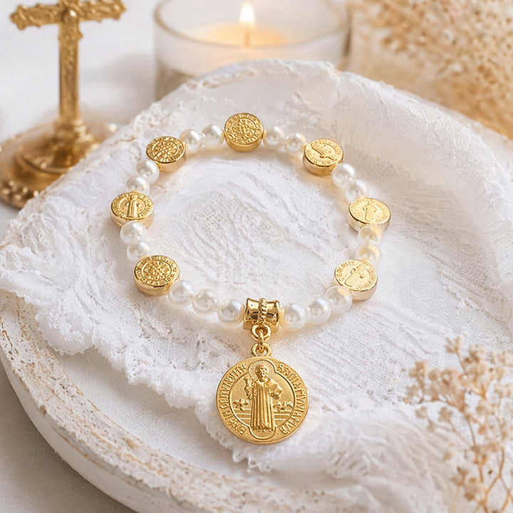 Christianartworkshop Bracelet extensible à perles avec médaille de saint Benoît gravée en deux couleurs : un symbole de protection sacrée - Doré - image 0