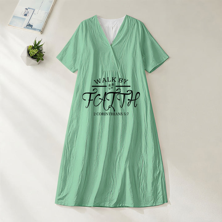 Robe midi à manches courtes et col en V, imprimée du verset biblique 2 Corinthiens 5:7 , de Christianartworkshop « Marcher par la foi » - Vert - 4XL - image 4