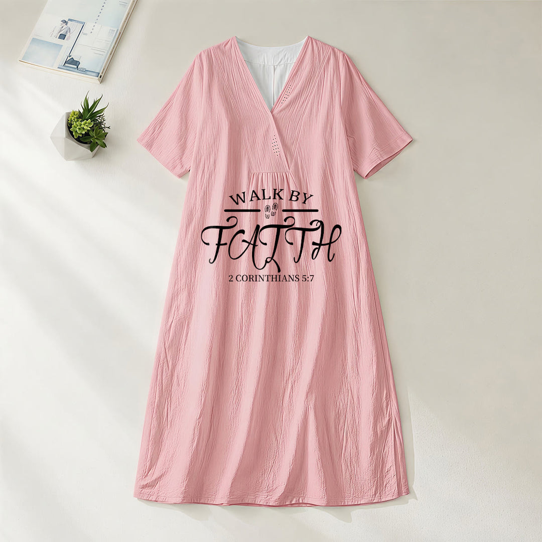 Robe midi à manches courtes et col en V, imprimée du verset biblique 2 Corinthiens 5:7 , de Christianartworkshop « Marcher par la foi » - Rose - 4XL - image 0