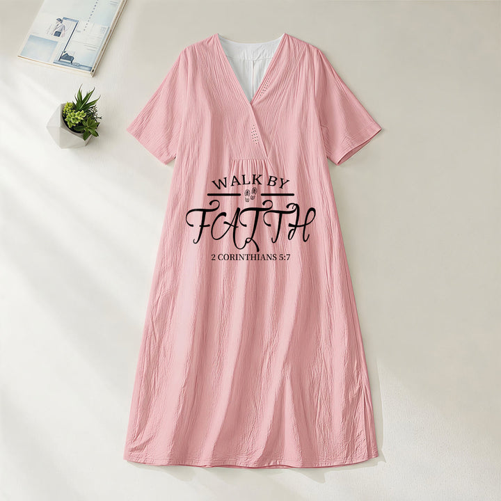 Robe midi à manches courtes et col en V, imprimée du verset biblique 2 Corinthiens 5:7 , de Christianartworkshop « Marcher par la foi » - Rose - 4XL - image 0