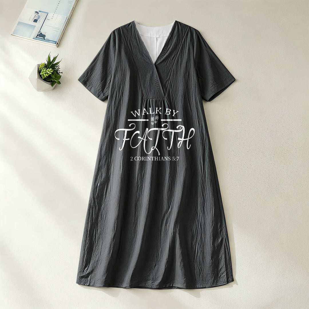 Robe midi à manches courtes et col en V, imprimée du verset biblique 2 Corinthiens 5:7 , de Christianartworkshop « Marcher par la foi » - Noir - 4XL - image 20