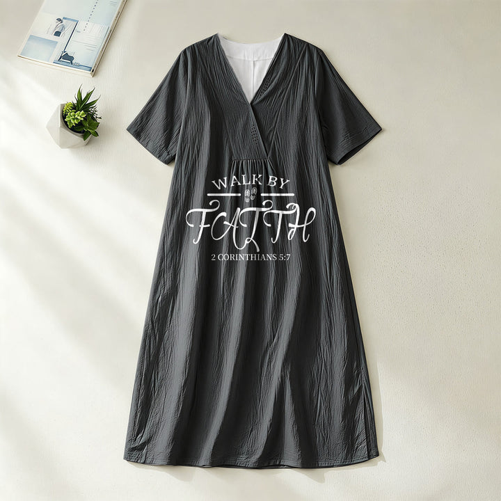 Robe midi à manches courtes et col en V, imprimée du verset biblique 2 Corinthiens 5:7 , de Christianartworkshop « Marcher par la foi » - Noir - 4XL - image 20