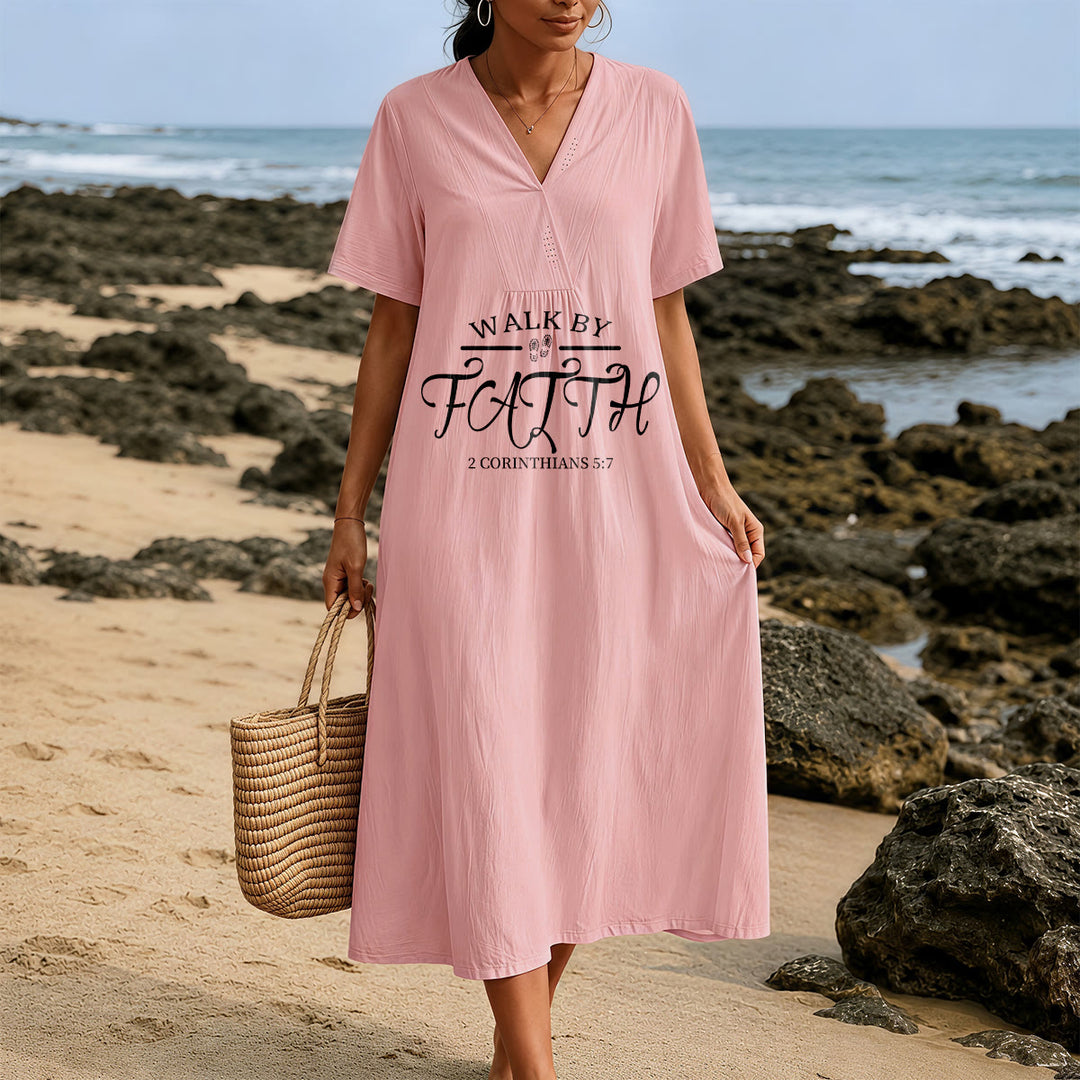 Robe midi à manches courtes et col en V, imprimée du verset biblique 2 Corinthiens 5:7 , de Christianartworkshop « Marcher par la foi » - image 1