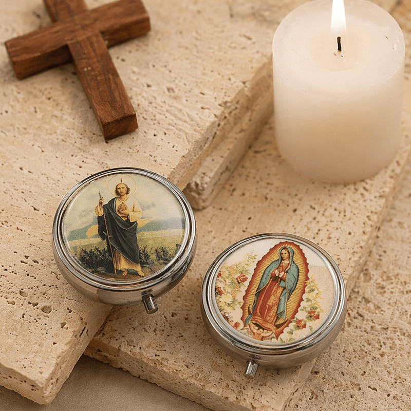 Christianartworkshop Étui à chapelet vintage à couvercle en époxy, orné de saint Jude et de Notre-Dame de Guadalupe : un symbole de protection sacrée et de foi dévotionnelle - image 1