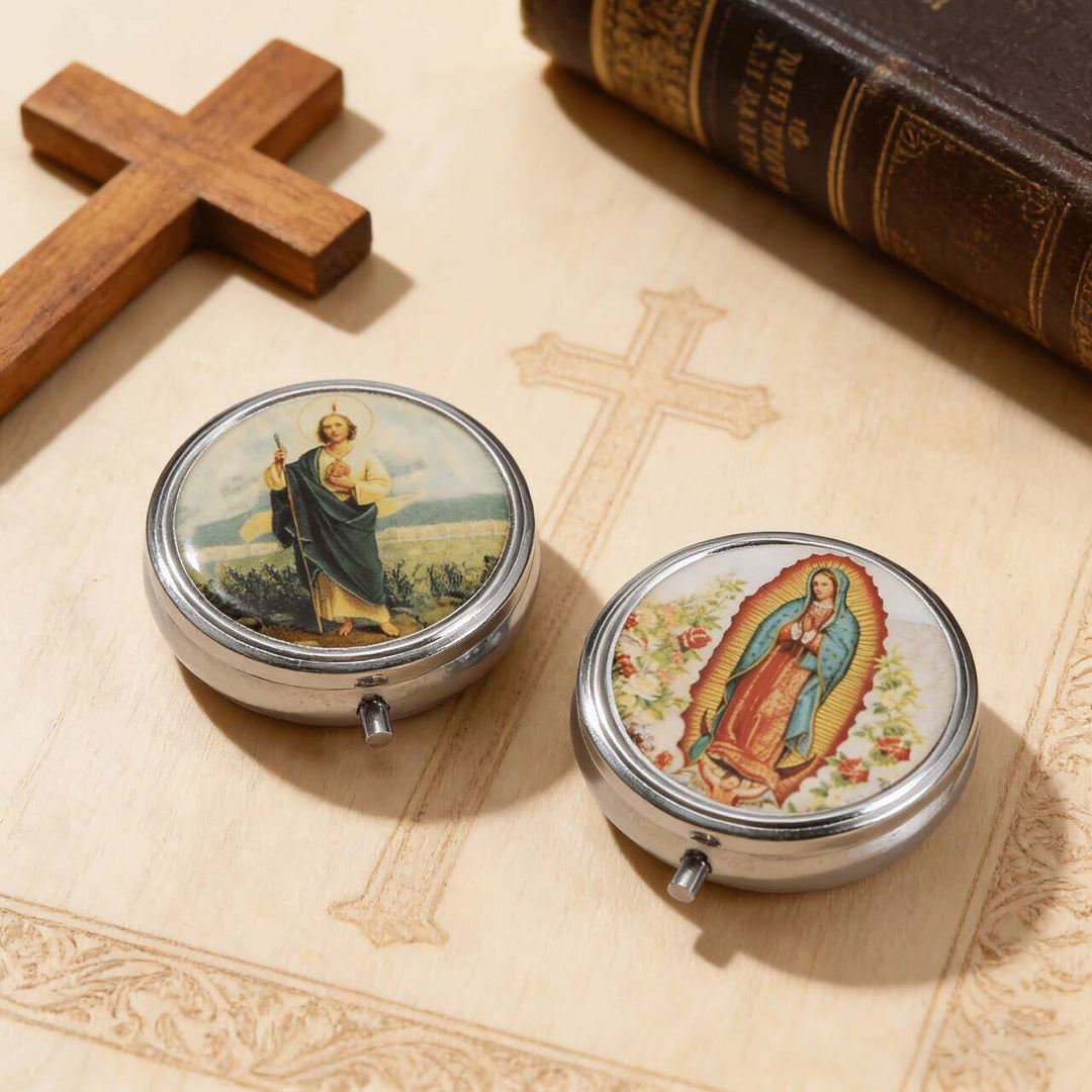Christianartworkshop Étui à chapelet vintage à couvercle en époxy, orné de saint Jude et de Notre-Dame de Guadalupe : un symbole de protection sacrée et de foi dévotionnelle - image 0