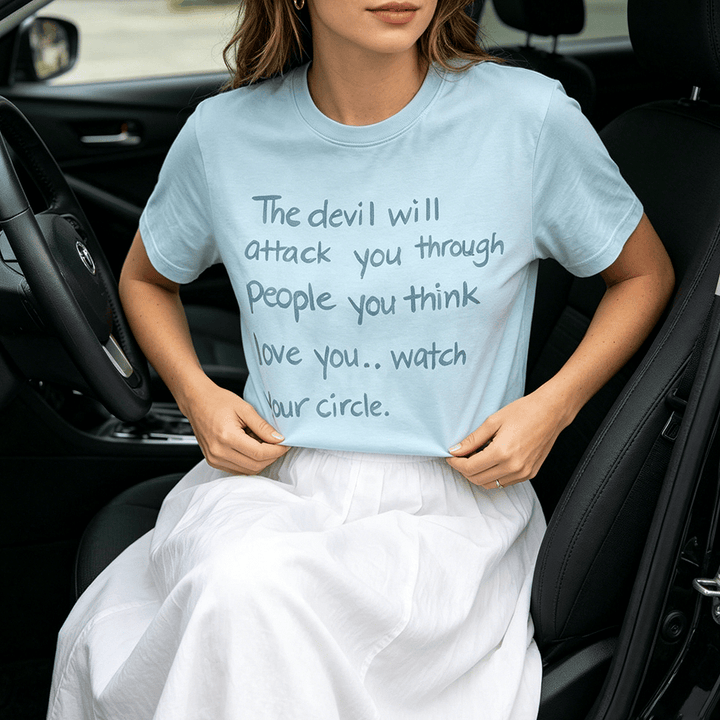 Christianartworkshop T-shirt premium à manches courtes « Le diable vous attaquera par le biais de ceux que vous croyez vous aimer » - image 0