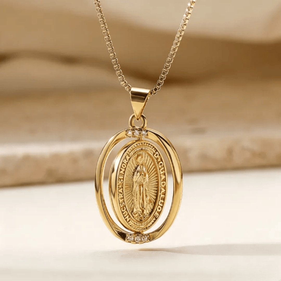 Christianartworkshop Collier pendentif ovale réversible avec motifs Notre-Dame de Guadalupe et Sacré-Cœur - Doré - image 1