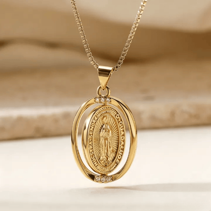 Christianartworkshop Collier pendentif ovale réversible avec motifs Notre-Dame de Guadalupe et Sacré-Cœur - Doré - image 1