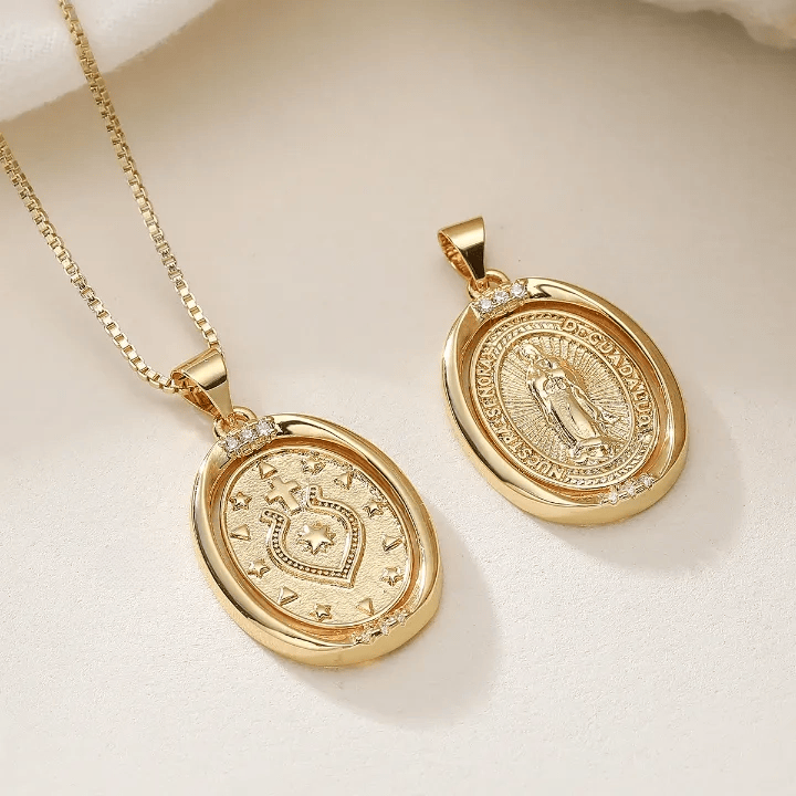 Christianartworkshop Collier pendentif ovale réversible avec motifs Notre-Dame de Guadalupe et Sacré-Cœur - image 2